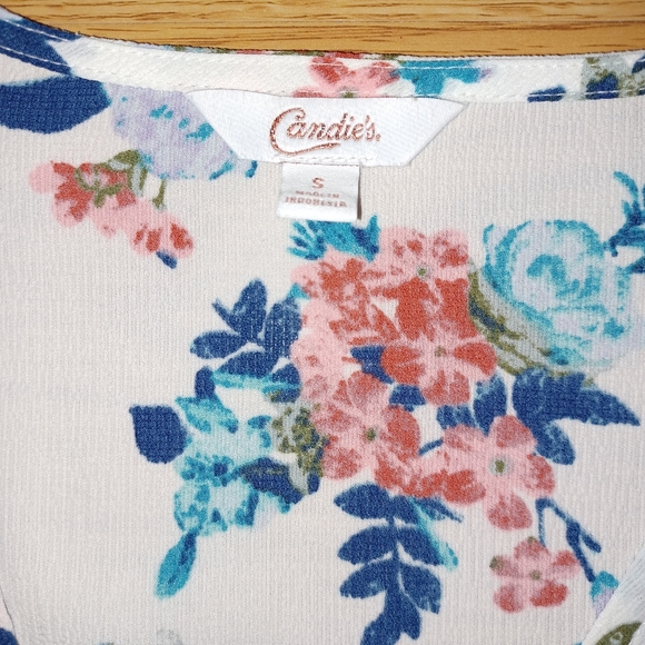 Beautiful tie up Floral blouse - Picture 3 of 4